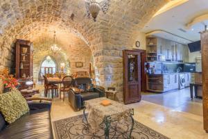 Authentic Villa with Pool and Garden in Beit Chabeb的一个带石墙的大客厅