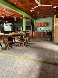 伊瓜苏港Residencial Arcoiris的大房间设有木桌和绿色的墙壁