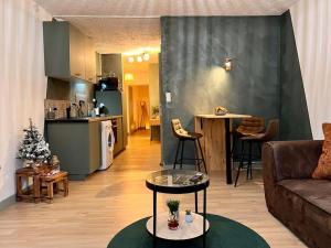 圣阿沃尔德Casa Verde的带沙发的客厅和厨房