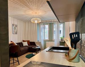 圣阿沃尔德Casa Verde的客厅配有沙发和桌子