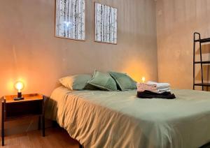 圣阿沃尔德Casa Verde的一间卧室配有一张带蜡烛的床