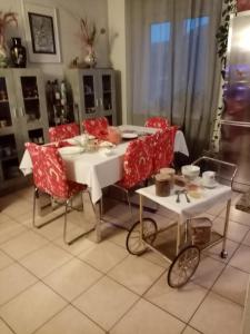 PerinoLa casa di Mia的一间带红色椅子的餐桌的用餐室