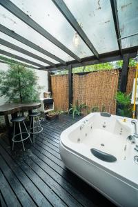 埃雷迪亚Casa Vistas del Conde的木制甲板上的一个浴缸