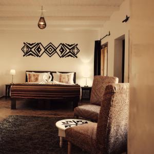 达赫拉Les Dunes de Dakhla的一间卧室配有一张床和一把椅子