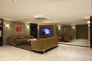 巴格达The Capital Heart Hotel的带沙发和平面电视的客厅