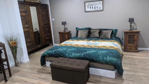 福龙河畔拉罗什Domaine de la Griffe - Chambres d'hôtes à la montagne的一间卧室配有一张带蓝色棉被的床