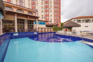 卡达斯诺瓦斯HOT SPRINGS HOTEL - BVTUR的毗邻部分建筑的大型游泳池