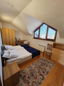 班斯科One Bedroom Apartment Pirin Lodge的一间卧室配有一张床、一张书桌和一个窗户。