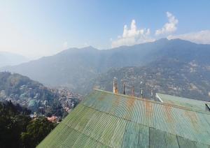 甘托克Dhe Kyi Khang by Magwave Hotels-100 Mts from MG Marg的从大楼欣赏到山脉美景