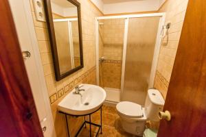 贝塞特Casa Ana的一间带水槽、卫生间和淋浴的浴室