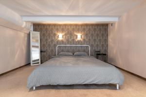 维尔纽斯Spacious & Cozy loft Near Old Town的一间卧室设有一张床和一面墙
