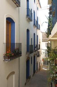 塞戈尔韦Complejo Rural La Belluga的大楼内一条带蓝色门和阳台的小巷