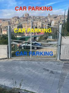恩纳Archetto-casa vacanze的停车场和停车场的大门