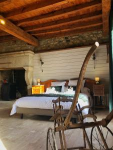 Le petit château du Villard的一间卧室设有一张床和木制天花板