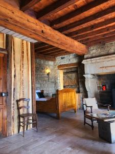 Le petit château du Villard的一间卧室配有一张床和一个壁炉