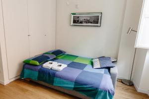 布雷西亚Open space nel pieno centro di Brescia的一间卧室配有一张床,上面有两条毛巾