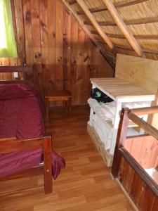 德尔迪阿布罗角Cabaña frente al mar的小屋内带两张双层床的客房