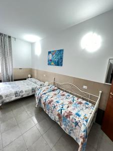 萨包迪亚Coccinella的一间卧室,配有两张床