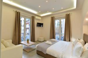 雅典Alekos Apartments 2- Netflix的一间卧室配有一张床、一张沙发和窗户。