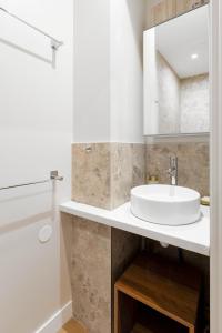 热纳Appart Hôtel Coraline - Genas Lyon Eurexpo的白色的浴室设有水槽和淋浴。