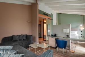 格拉迪斯卡迪松佐HT Hotel Trieste的客厅配有沙发和桌子
