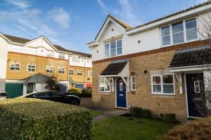 吉尔福德Guildford Townhouse with Parking的蓝色门砖屋