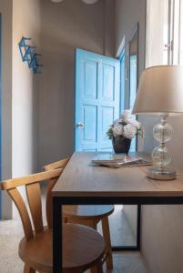 萨利纳斯Hostel Casa Betancourt的一张带灯和蓝色门的餐桌