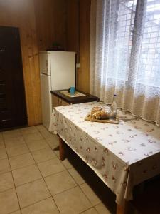 上森伯塔乡Casa Lacramioara的厨房配有桌子和白色冰箱。