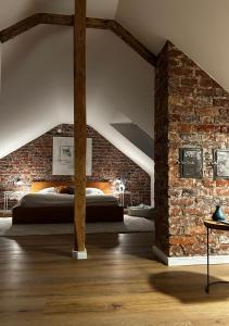 巴特萨尔茨乌夫伦Schickes Studio in bester Lage的卧室配有砖墙内的床铺