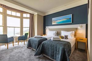 圣艾夫斯圣艾夫斯湾酒店的酒店客房设有两张床和一张桌子。