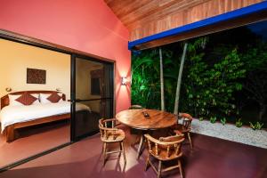 OstionalBoutique Hotel Luna Azul的配有桌椅和床的房间