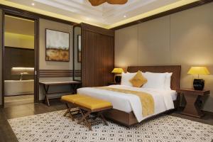 顺化Senna Hue Hotel的一间带大床的卧室和一间浴室
