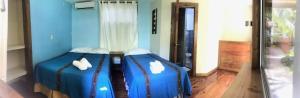 西区兰兹角酒店的两个蓝色的手提箱坐在一个房间里