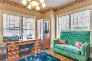 阿伯丁Historic Aberdeen Vacation Home with Yard!的客厅配有绿色沙发和书桌