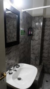 里瓦达维亚海军准将城Hotel Urbano Ventia的浴室设有白色水槽和镜子
