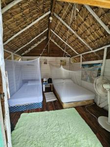 Mano JuanSaona lodge的帐篷内带两张床的房间