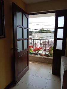 Villa NuevaHabitación cómoda的开放式门,享有阳台的景色