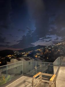 卡尔坎Villa Kazarman, Kalkan’ın kalbinde denize, merkeze的夜晚从建筑物屋顶上欣赏美景