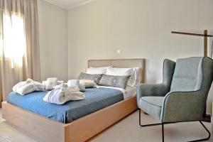 古尔内斯Serenity Retreat , By IdealStay Experience的一间卧室配有一张床和一张蓝色椅子