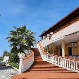 罗迪-加尔加尼科Residence Parco del Sole的通往棕榈树建筑的楼梯