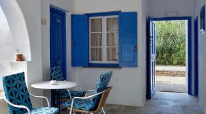 普拉提伊亚洛斯西弗诺斯Lodge Narlis的蓝色门的房间的桌椅