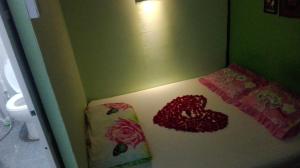 仰光山卡拉旅舍的小房间,床上放着鲜花