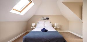 吉尔福德Family home in central Guildford with Parking的一间卧室配有一张带蓝色毯子的床