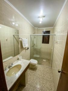 格拉瓦塔伊Hotel Radar的一间带水槽、卫生间和淋浴的浴室
