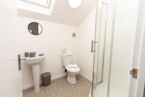 奥尔德姆Suite 6 - Double Room in the Heart of Oldham的白色的浴室设有卫生间和水槽。