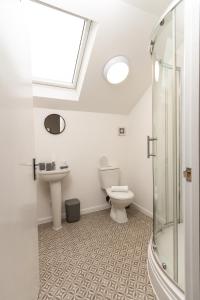 奥尔德姆Suite 6 - Double Room in the Heart of Oldham的浴室配有卫生间、盥洗盆和淋浴。