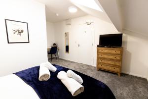 奥尔德姆Suite 6 - Double Room in the Heart of Oldham的一间卧室配有一张床和一台平面电视
