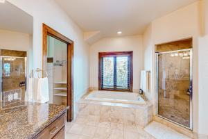 伊格尔Mountain Range Manor的大型浴室设有浴缸和淋浴。