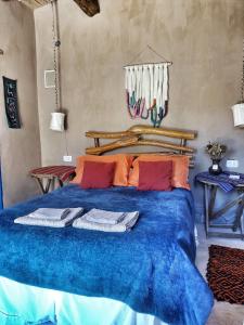 麦马拉El Cerrito的一间卧室配有蓝色的床和毛巾