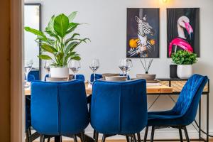 Lincolnshire31 Bailgate Lincoln的一间配备有蓝色椅子和木桌的用餐室